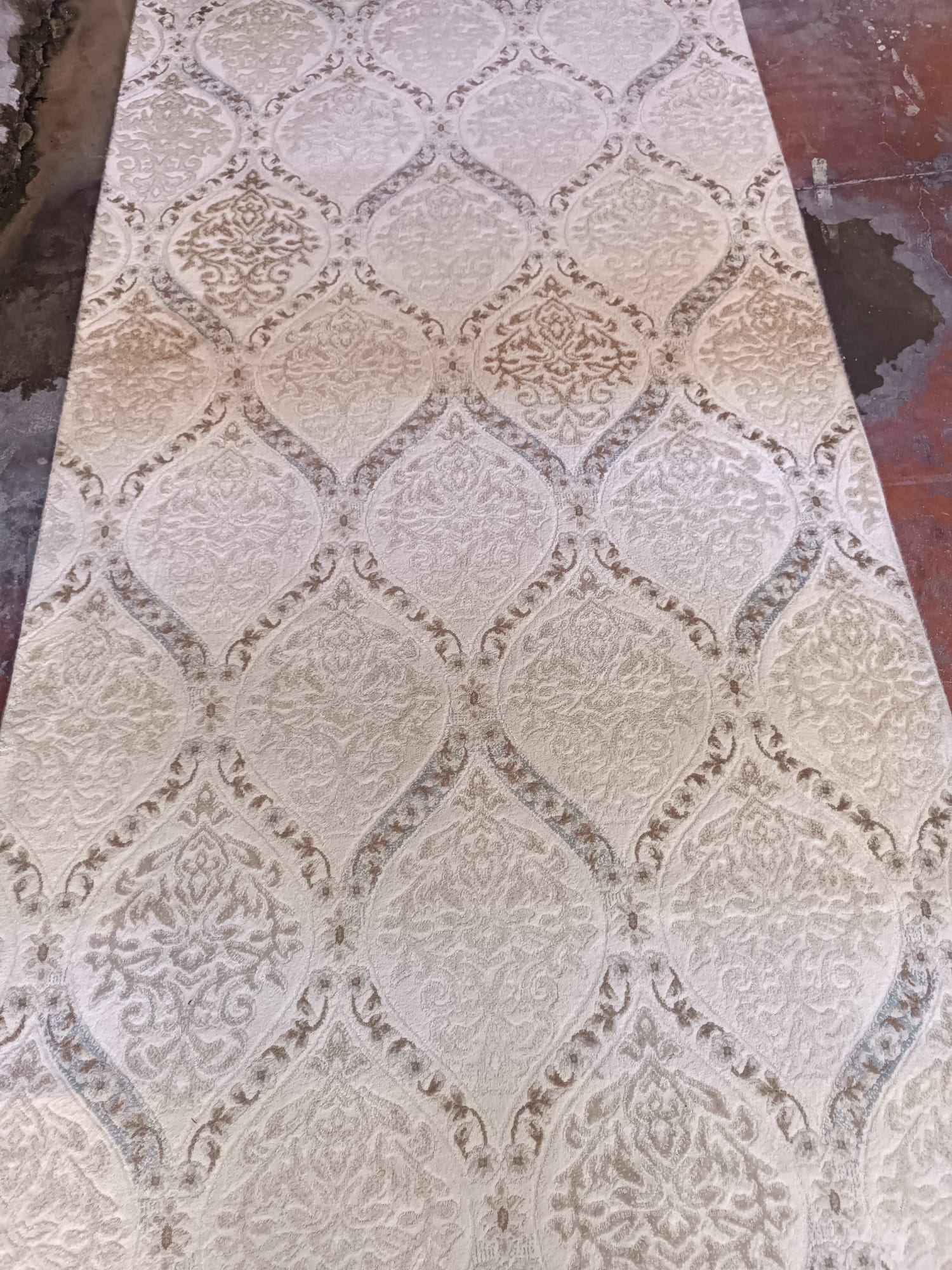 Krem Kabartma Desenli Salon Halısı - yıkama öncesi kirli hali