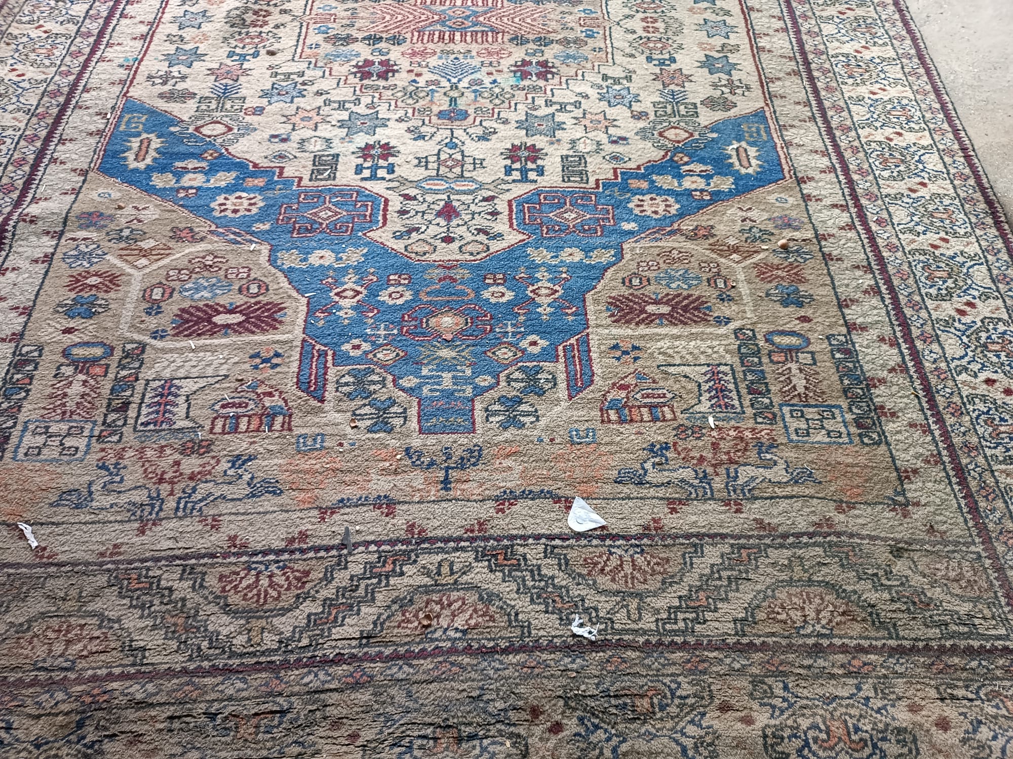 Mavi Madalyonlu El Dokuma Yün Halı - yıkama öncesi kirli hali