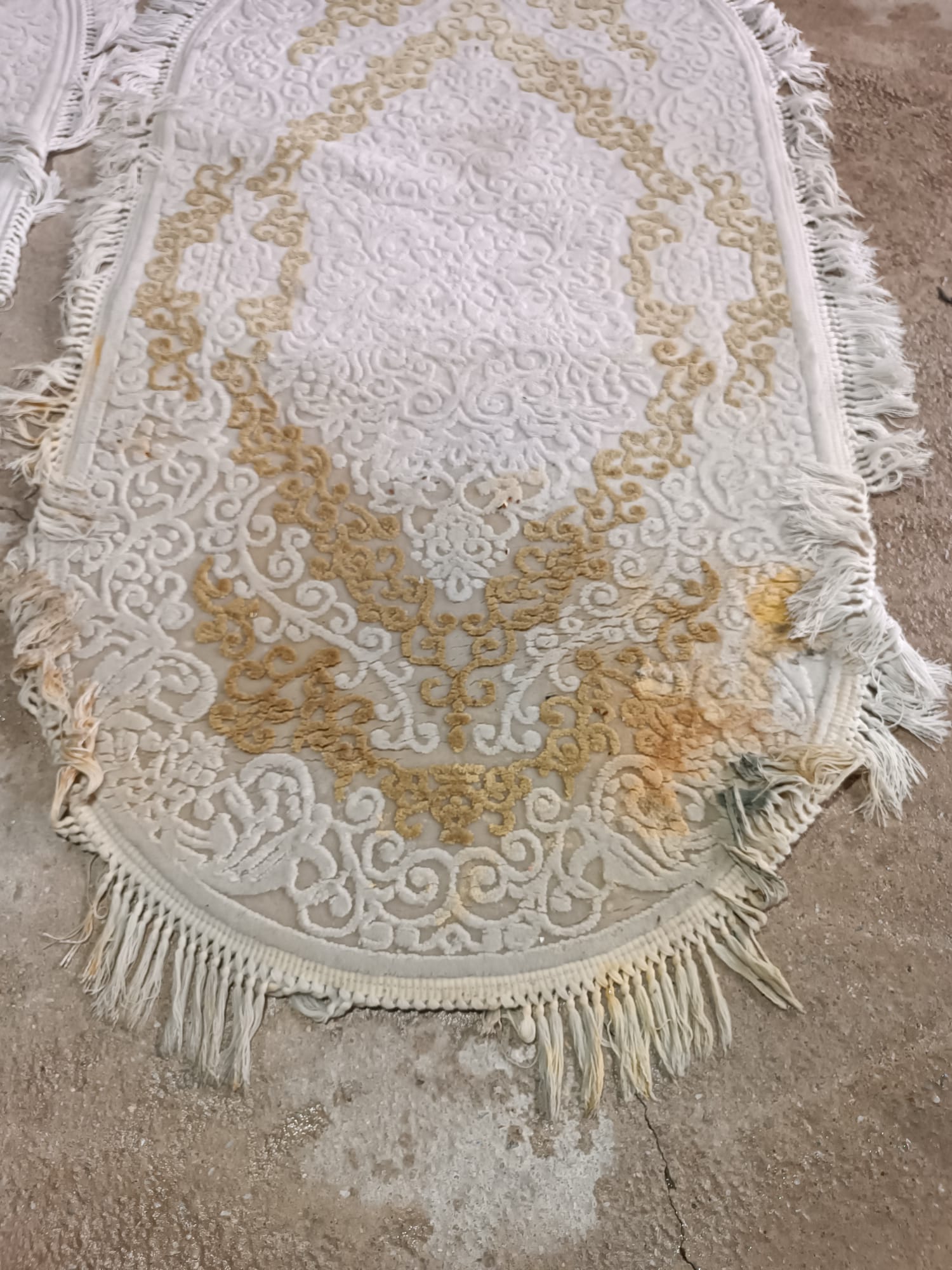 Oval Saçaklı Krem & Gold Halı - yıkama öncesi kirli hali