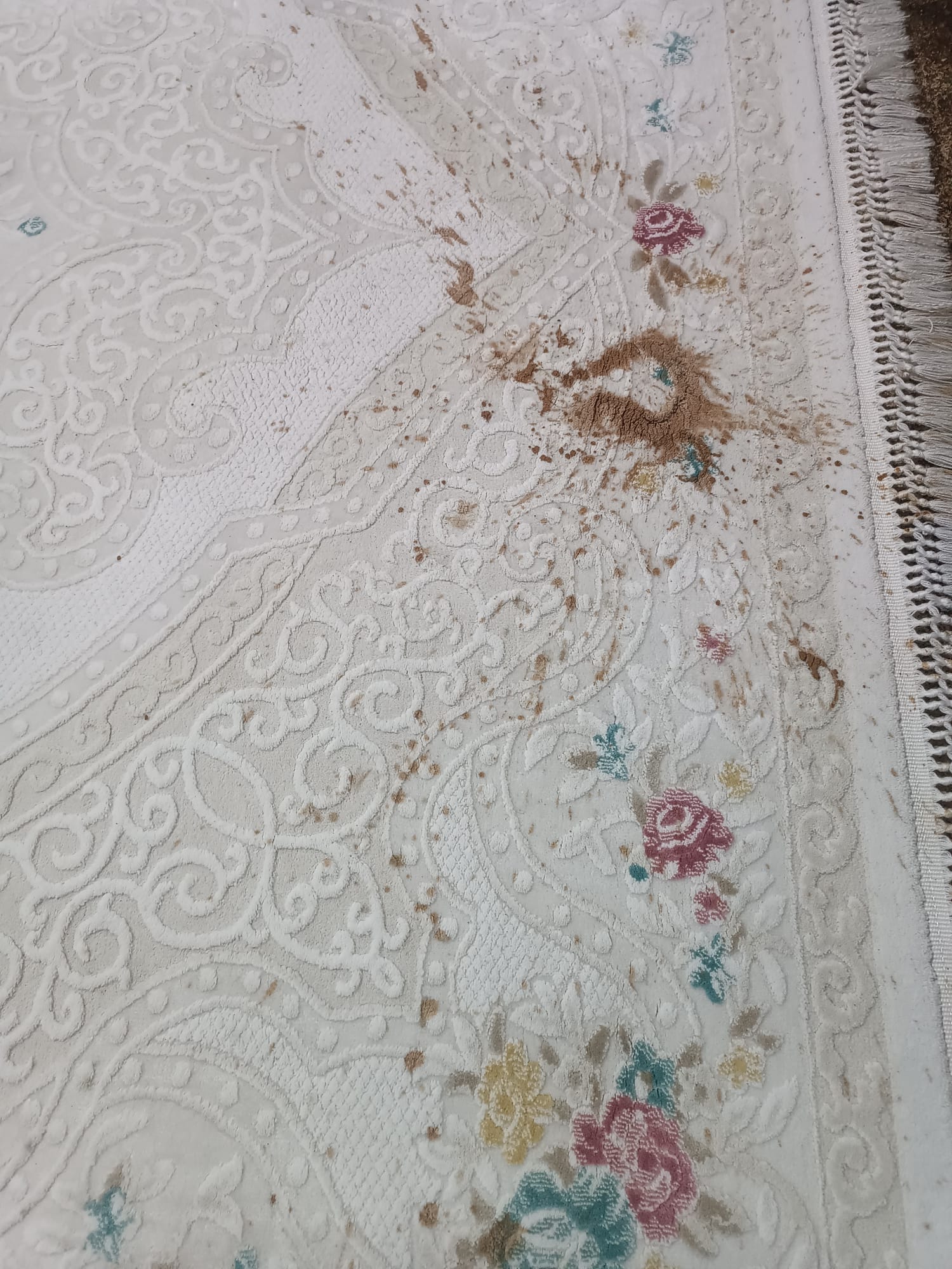 Çamur Sıçramış Beyaz Güllü Halı - yıkama öncesi kirli hali