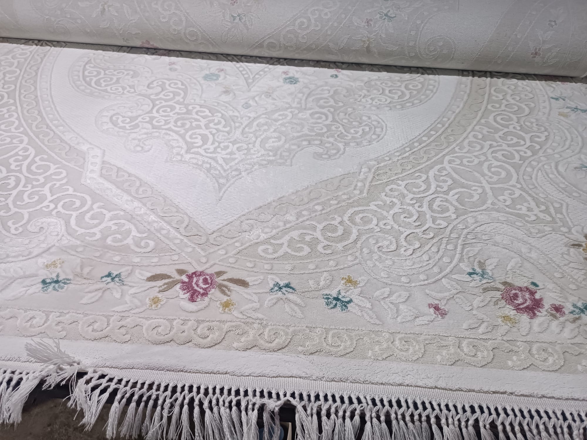 Çamur Sıçramış Beyaz Güllü Halı - yıkama sonrası temiz hali