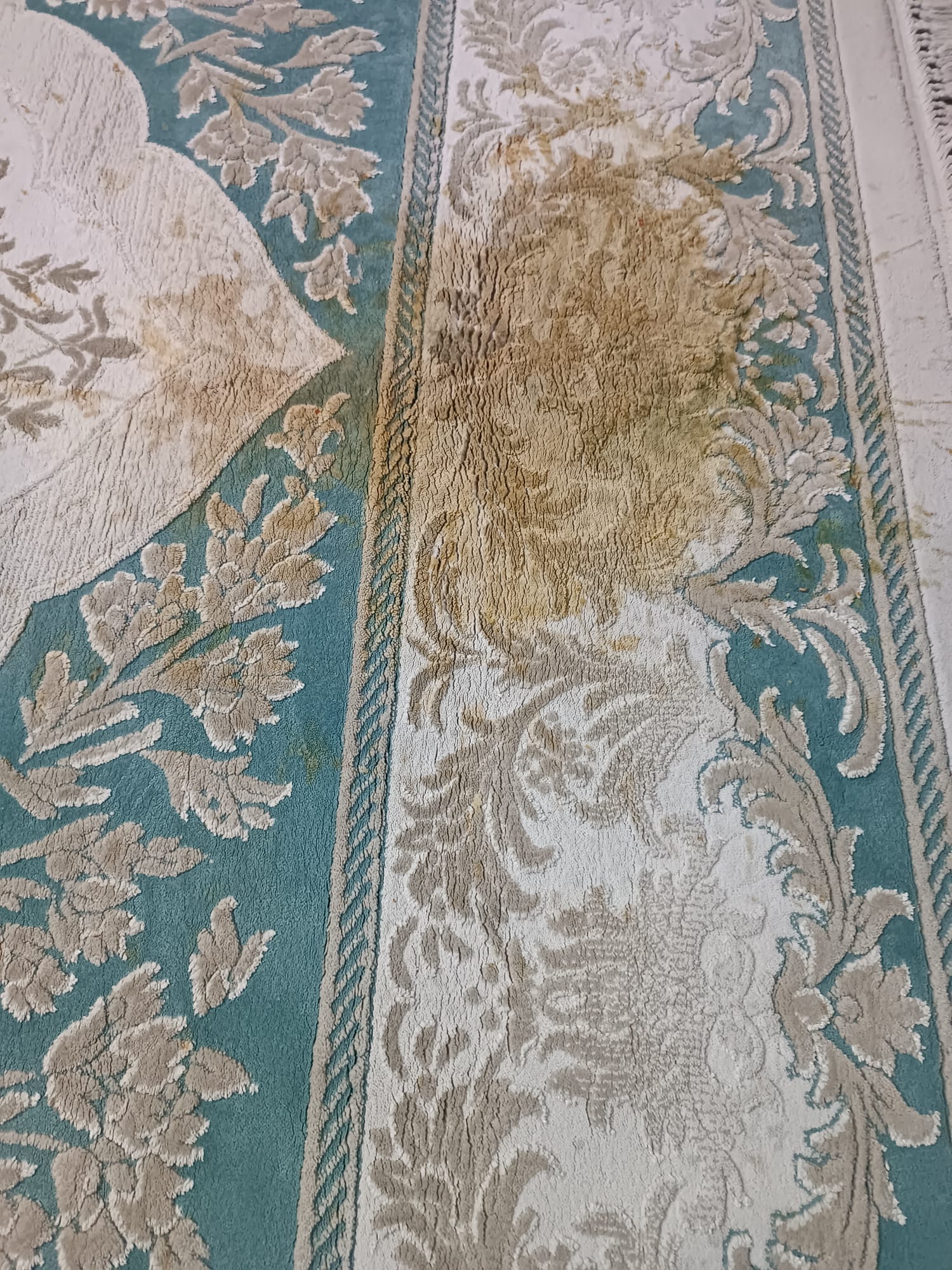 Su Lekeli Mint Yeşili Klasik Halı - yıkama öncesi kirli hali